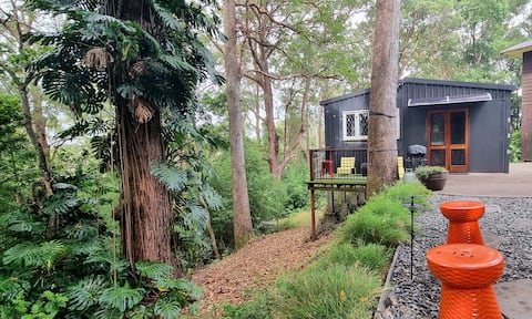 Funky cabin in tropical setting, mins from beaches