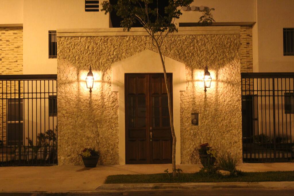 Acceso a spa, consultorios de diversas disciplinas alternativas, tienda Ayurvédica-Vegana y restaurante