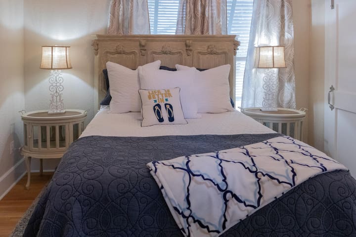 Luxury Apt - Downtown(5 min) Beach(10 min)