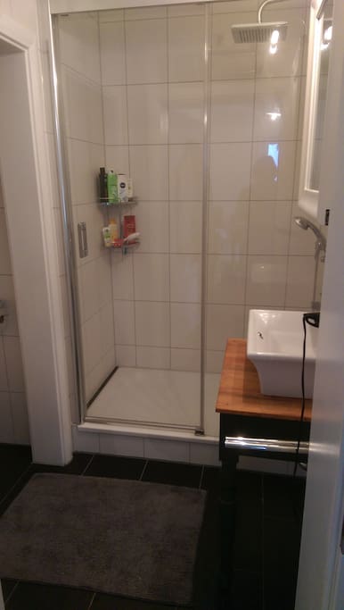 Bad mit Dusche und Toilette