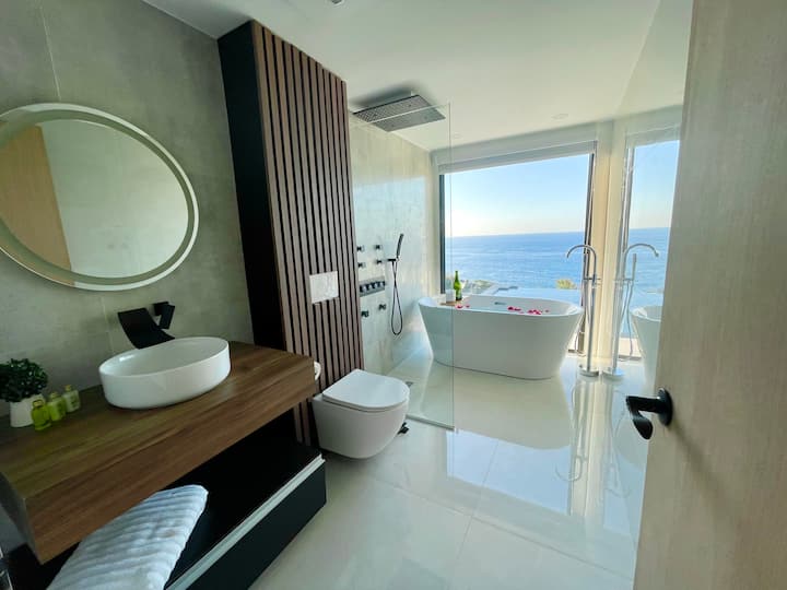 Shalom on the Cliff (White) Luxury Suite Airbnb