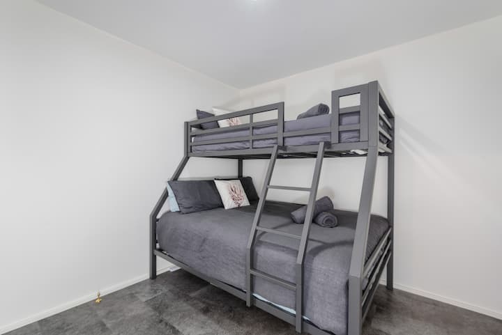 غرفة نوم رابعة مع أسرّة. سرير فردي وأعلى مزدوج ، يتسع لثلاثة أشخاص. سخان زيت للشتاء.