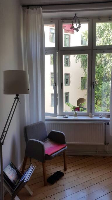 Sovrumsfönster mot gården/ bedroom window towards backyard