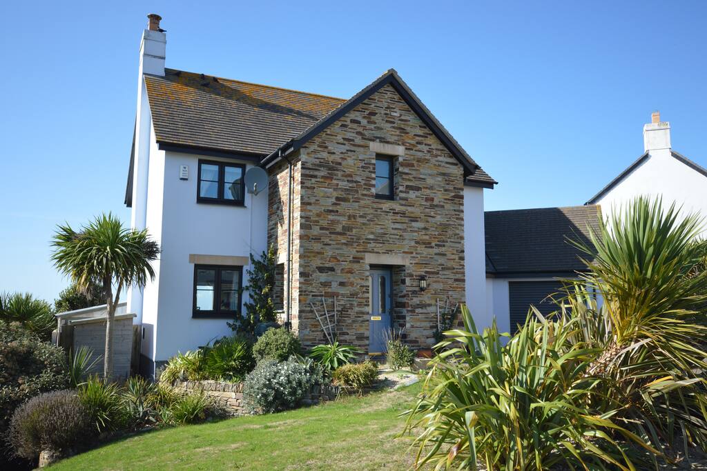 A peaceful and welcoming retreat close to beaches - Houses ...