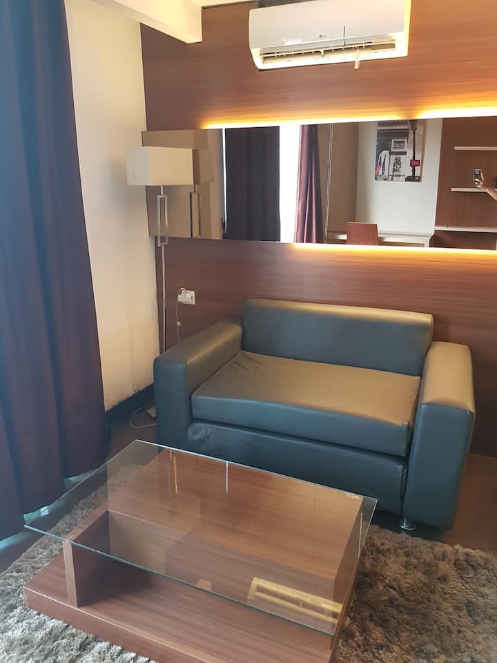 sofá cama (se puede usar como cama individual, se proporcionará una sábana encimera)