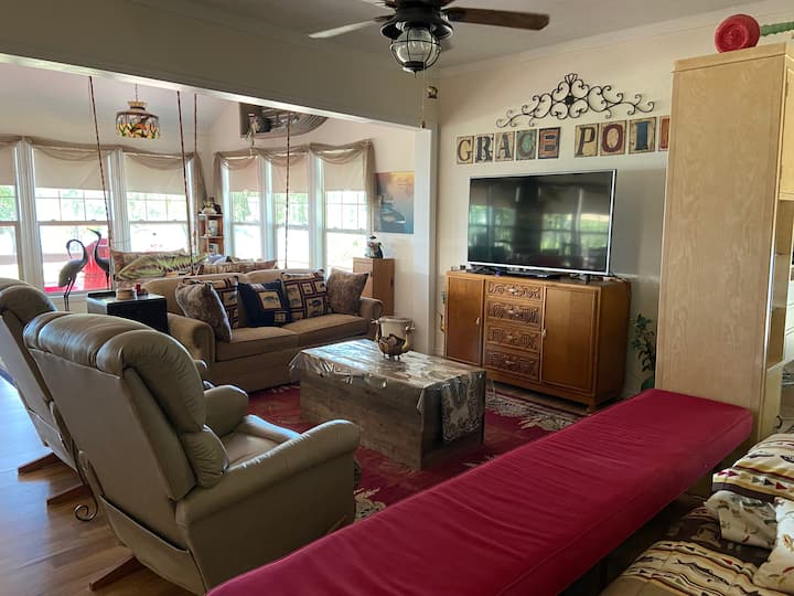 TV s kaučem na razvlačenje i naslonjačima