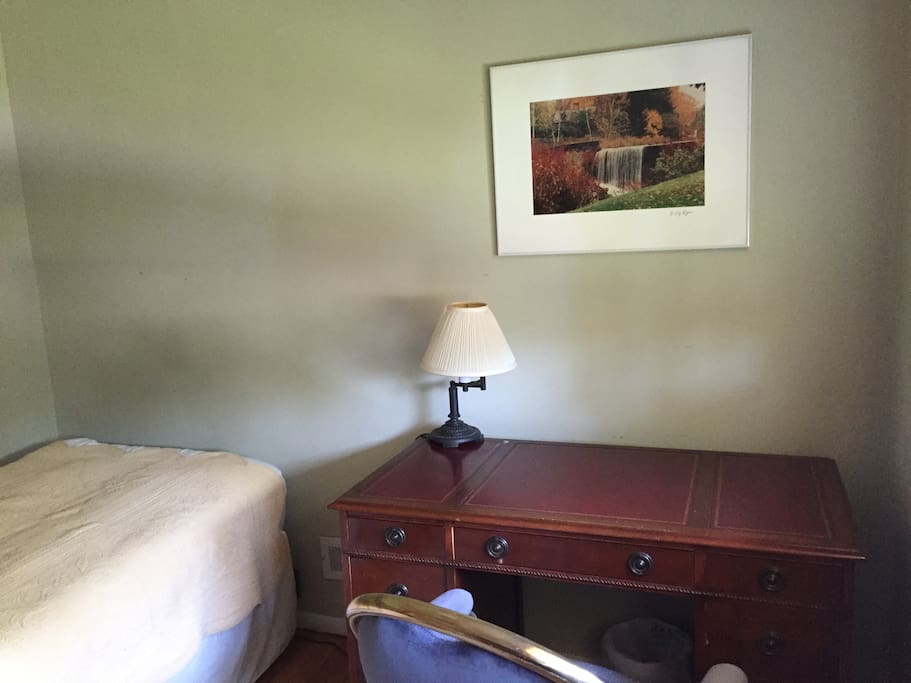 Bedroom: twin bed and desk
