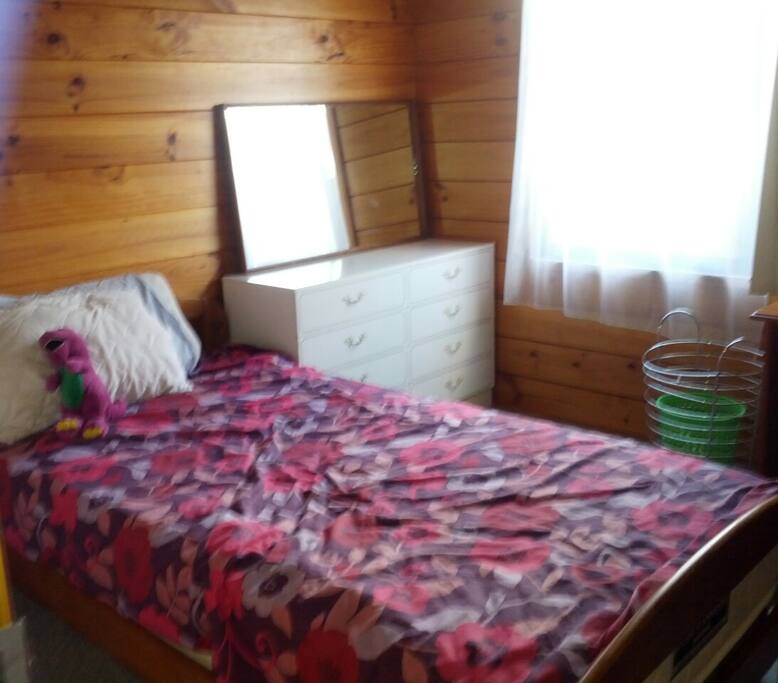 This is the King single Bedroom. Light sunny room. Bedding, clean,
comfortable, covers are changed and fresh for each arriving guest. a quiet private space to rest.