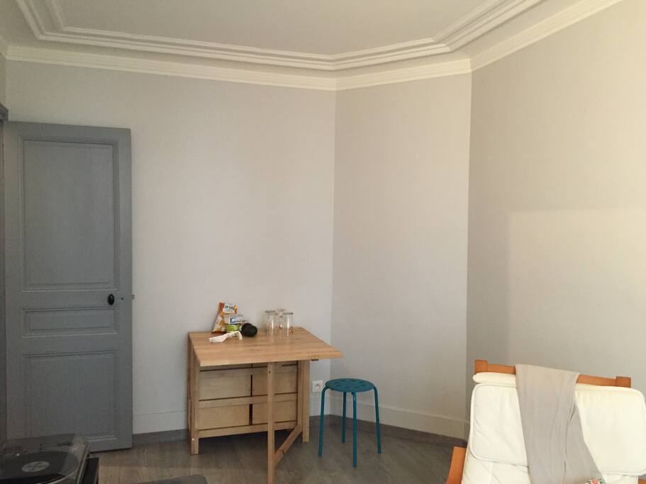 Salon avec table extensible pour 6 personnes