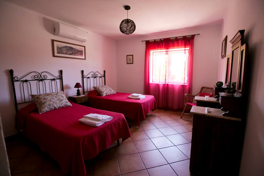 Quarto com duas camas individuais