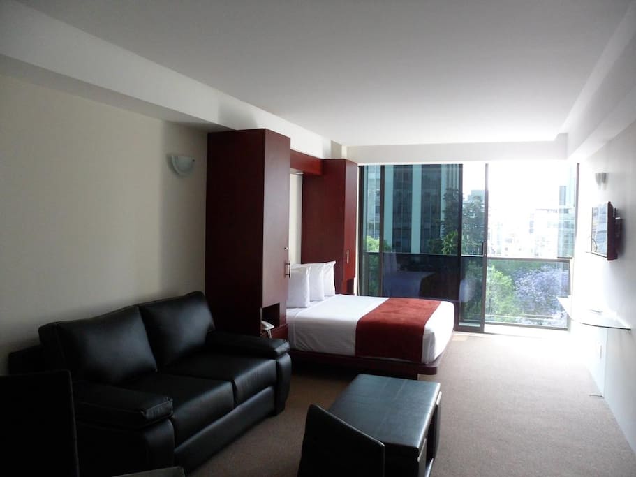 8 Suites per level