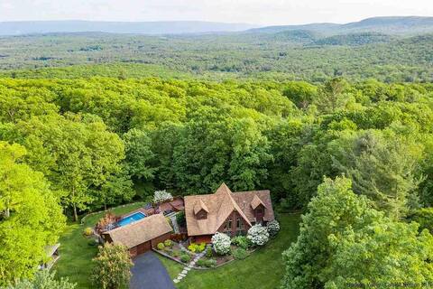 Spruced Moose Lodge & Treehouse w. Hot Tub & Pool!