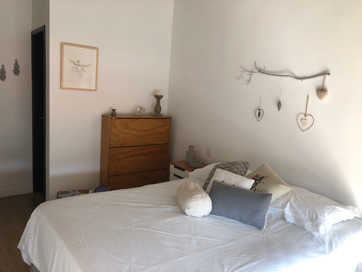 Ლუქს-ტიპის ნომერი ტელევიზორით