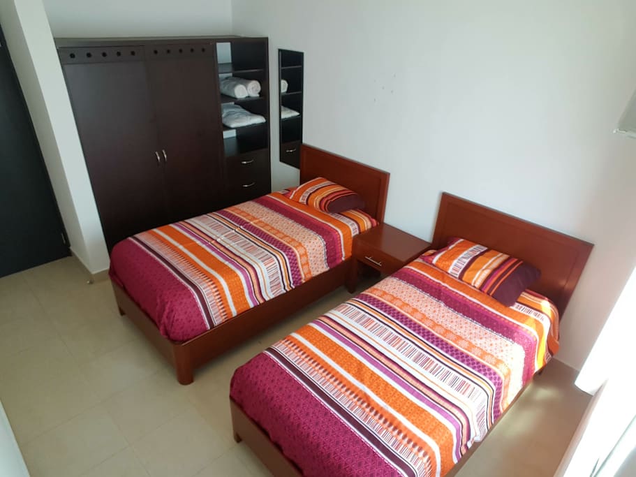 Bedroom with 2 single beds or 1 king size, with AC and wifi