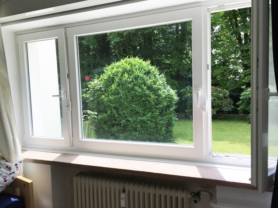 Das helle Zimmer mit grünem Ausblick