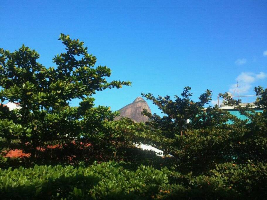 Vista da sala e do 2o quarto para o Morro Dois Irmãos