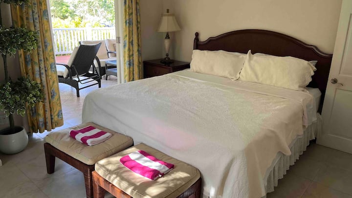 Joli lit king size, avec chambre climatisée