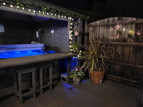 Luxury Studio with Hot Tub & Sauna