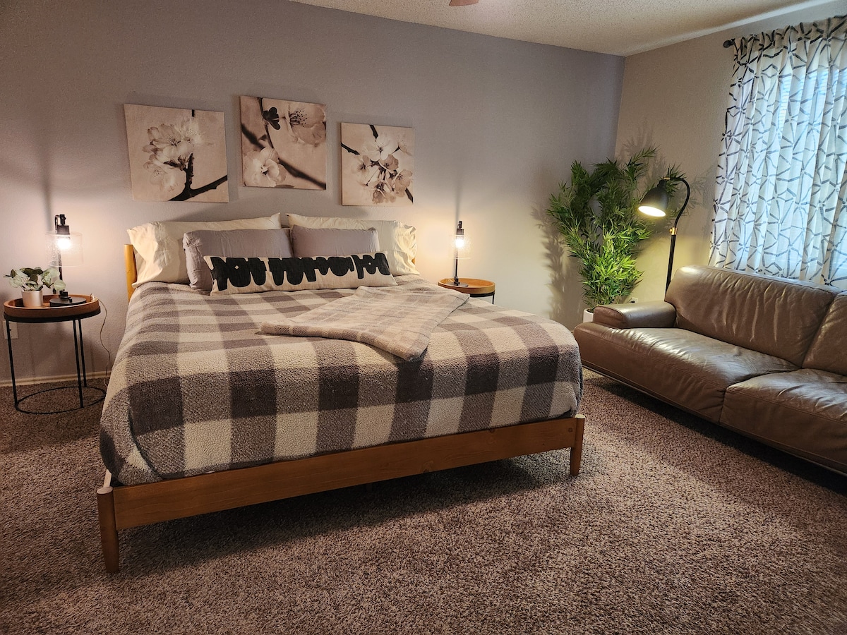 חדר שינה ראשי עם מיטת קינג סייז וספה גדולה. 