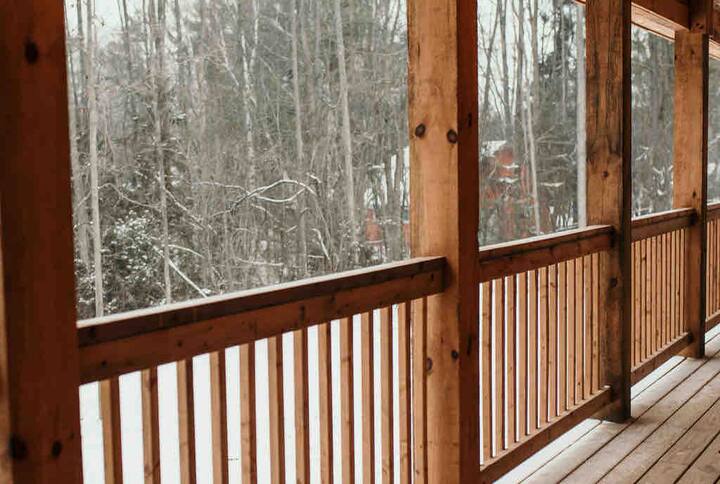 Log Cabin-minutes from Downtown Cobourg + Hot Tub