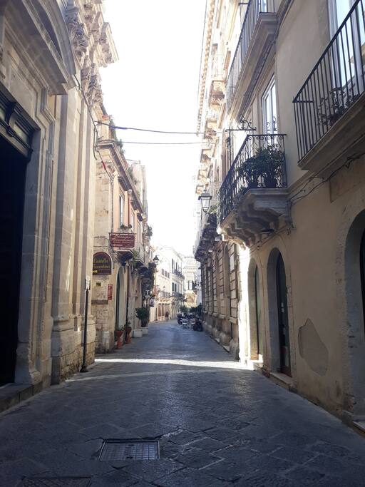 IT: Via di accesso all'appartamento
EN: Street view
FR: Route d'accès à l'appartment
ES: Camino de acceso al apartamento