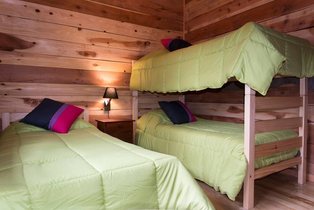 Dormitorio una cama y un camarote