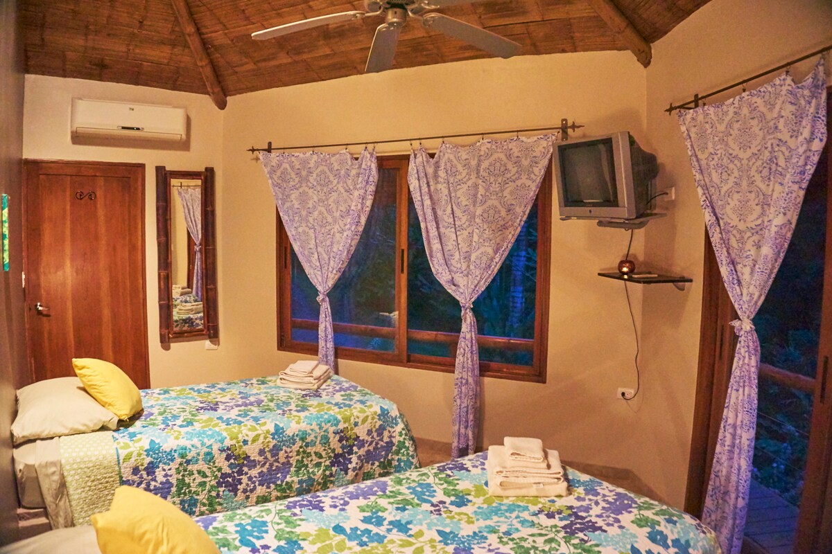 第二间卧室配有2张单人床、空调和1个宽敞的衣柜