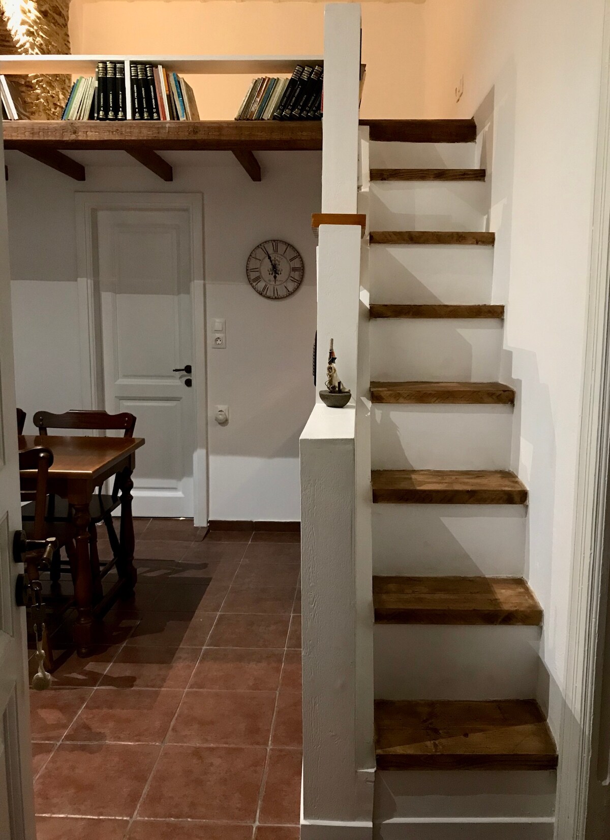 כשנכנסים לדירה אנחנו רואים את החדר עם שימוש בסלון - מטבח. אפשר גם לראות את המדרגות המובילות למיטה. ברקע, דלת חדר הרחצה.

סלון - מטבח. המדרגות מובילות ללופט. 
תמונה נכנסת לסטודיו.