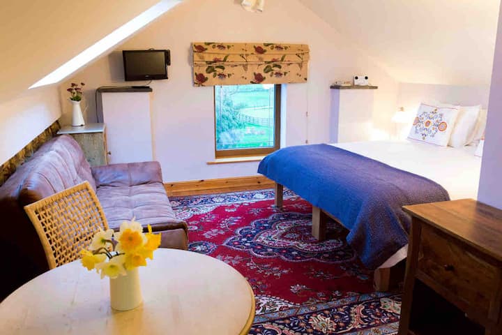 Druhá spálňa, ktorá sa nachádza hore po schodoch, môže byť usporiadaná ako dvojposteľ alebo ako dvojposteľ (super king size!). Nachádza sa tu aj malá rozkladacia pohovka pre dve osoby. Ideálny pre jednu osobu alebo dve malé deti.