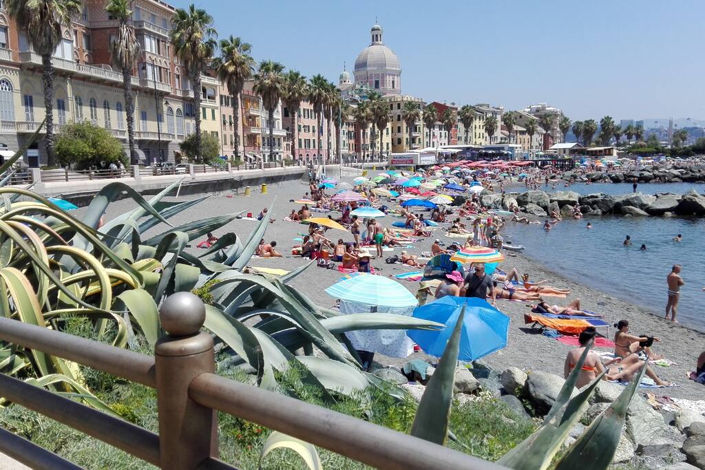 una delle tre spiagge di GENOVA quartiere PEGLI