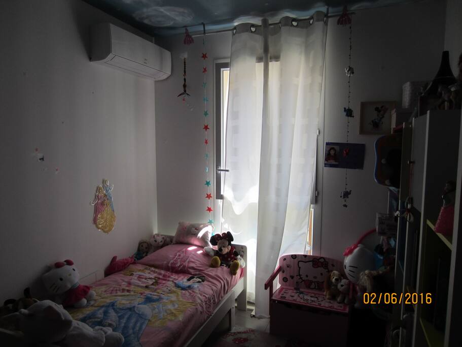chambre enfant avec livres et jeux de sociétés
