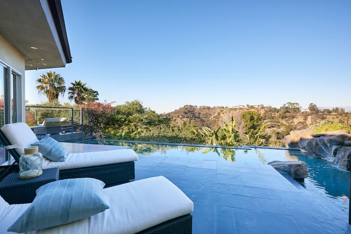 Hollywood Hills Jewel Mar Lu Dr.
