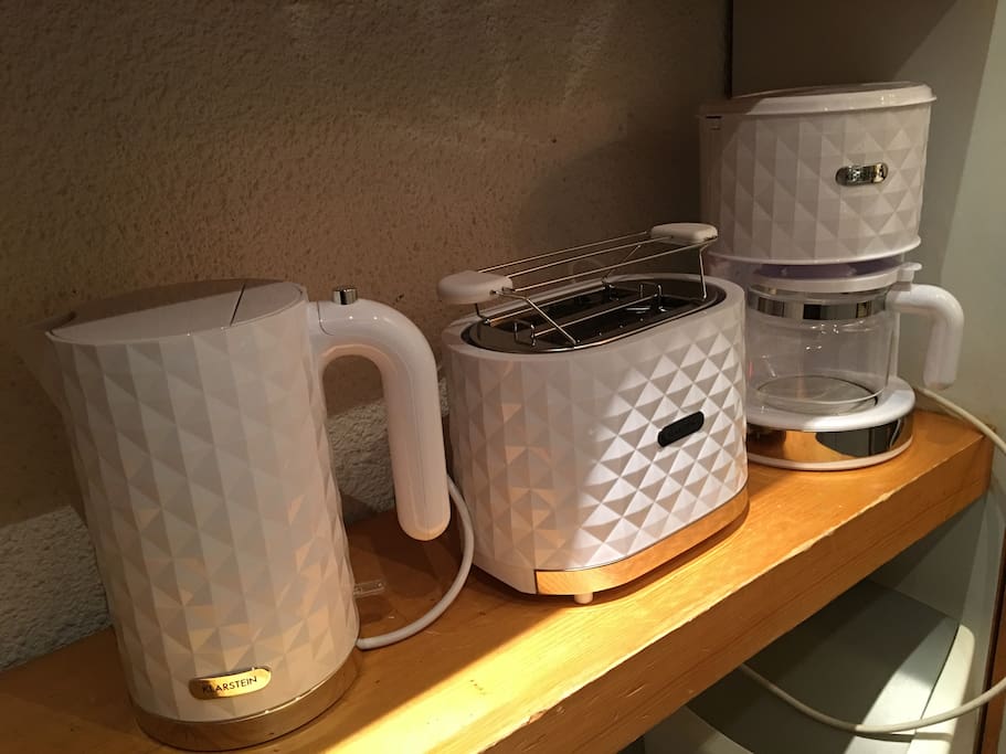 Il y a également une cafetière, une bouilloire et un grille pain