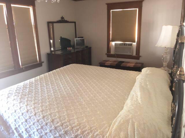 Dakota House bedroom #4