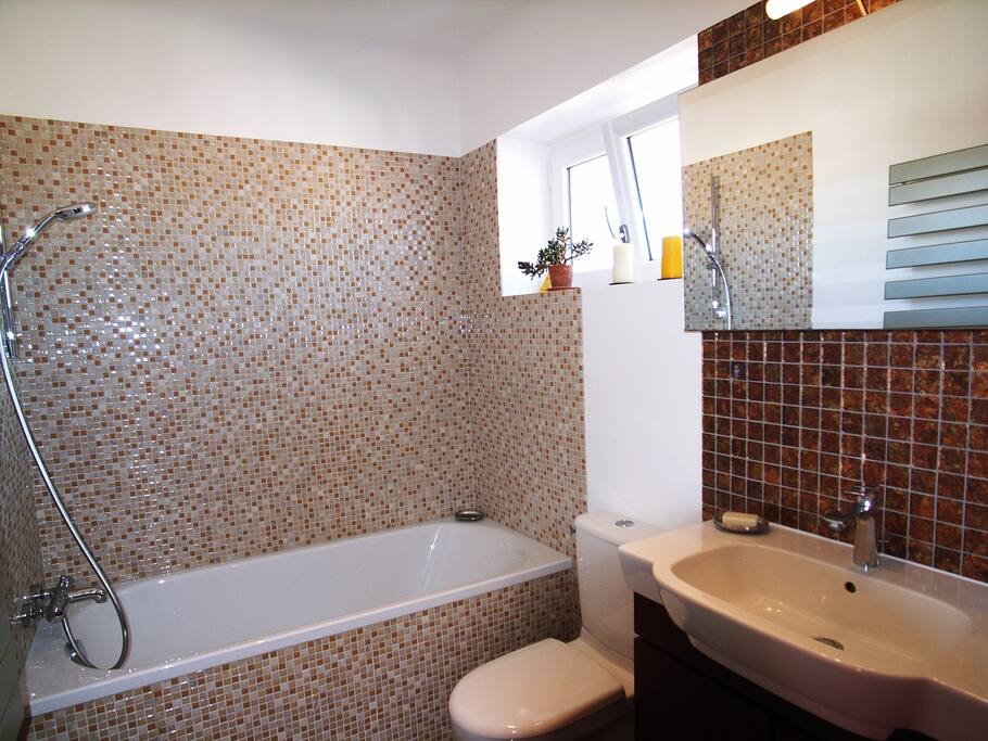 Salle de bain 2ème étage avec baignoire, lavabo et WC