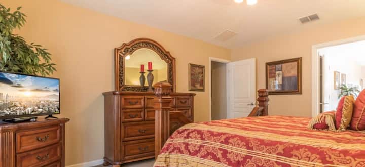 Dormitorio principal en la planta superior con cama tamaño king y baño enorme.