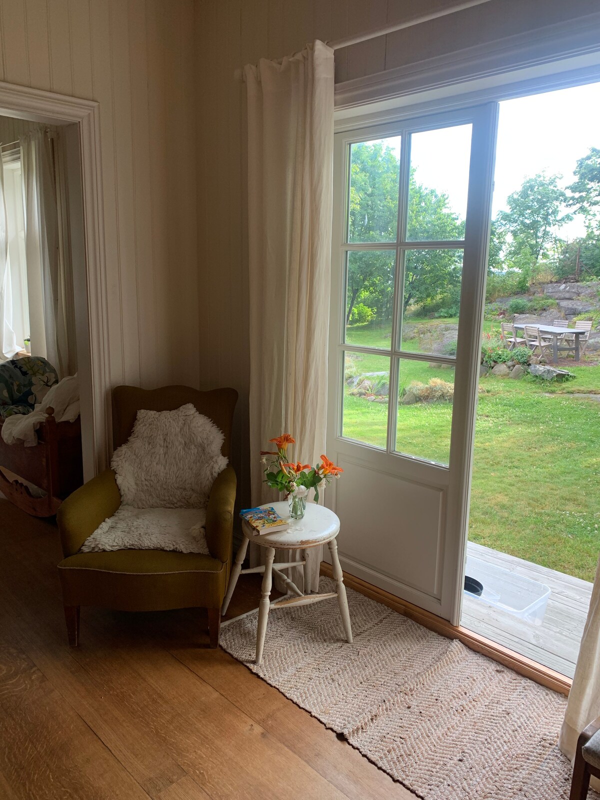 Kuchyňa s krbom a priamym vstupom do záhrady