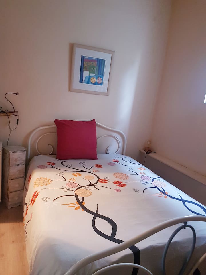 卧室配有140厘米床，可供2人使用 