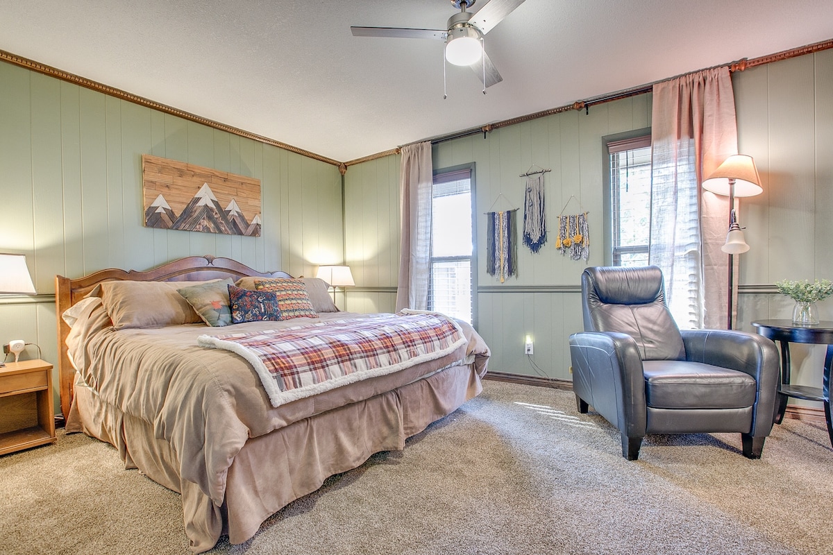 Veľký hlavný apartmán s vlastnou kúpeľňou a ležadlom. V oboch spálňach je televízor so Amazonkou. 