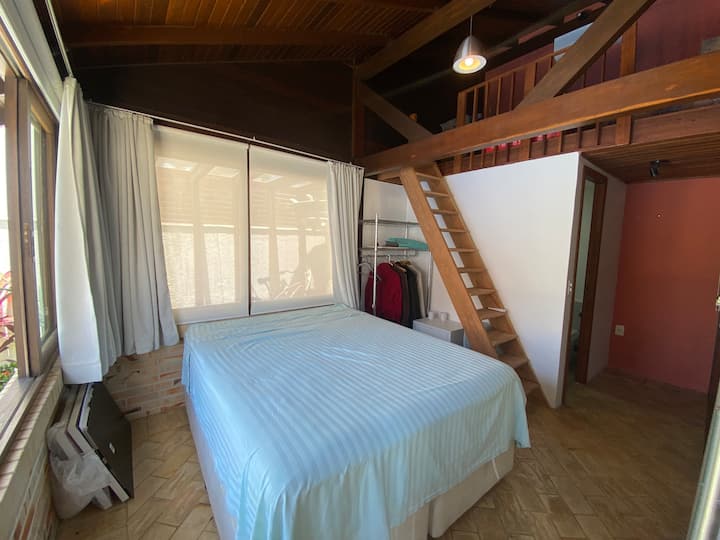 Bangalo apartman s klima-uređajem, mezaninom i ormarima