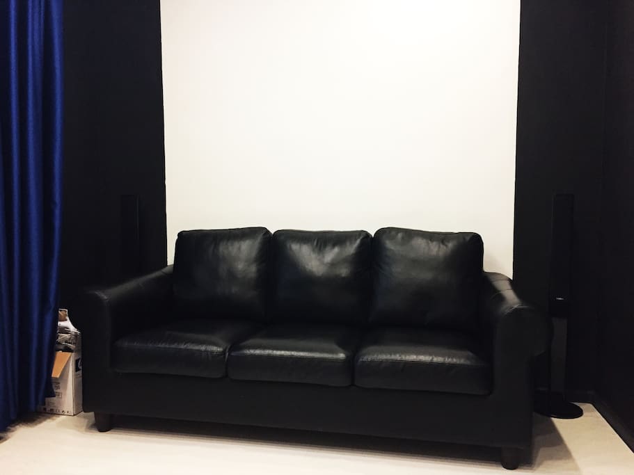 Single sofa in the office/ Одноместный диван в кабинете.