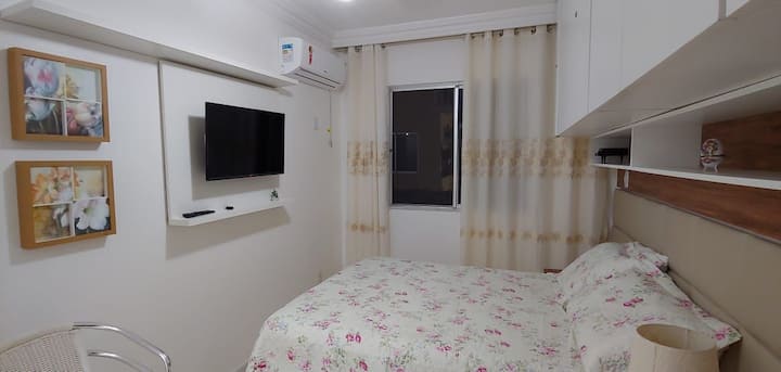 Chumba kikuu cha kulala chenye paneli mahiri ya televisheni