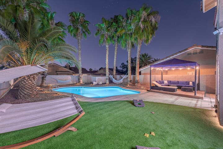 Modern & Cozy | 13min to Strip | Royal Beds | Pool