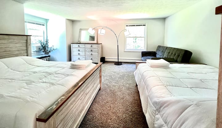 Habitación #3: • 2 camas tamaño queen + futón con capacidad para 2 personas • Aire acondicionado • Espacio en el armario • ¡3 colchones en el suelo disponibles para ti, en caso de que los necesites! 