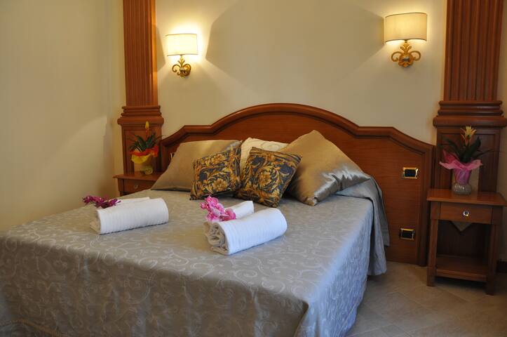 Rome Imperial Crown gallery image 4