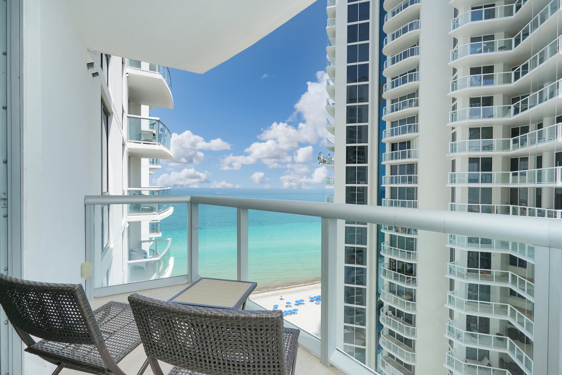 19 Resort Suite Sunny Isles on beach 4+baby