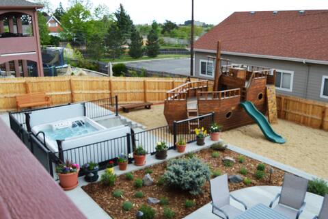 Colorado Getaway w/ Hot Tub & Fire-pit Sleeps 16+