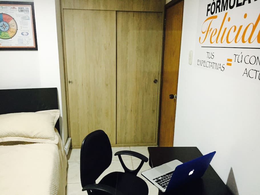 Closet privado y espacio para trabajar / Private closet and a place for working