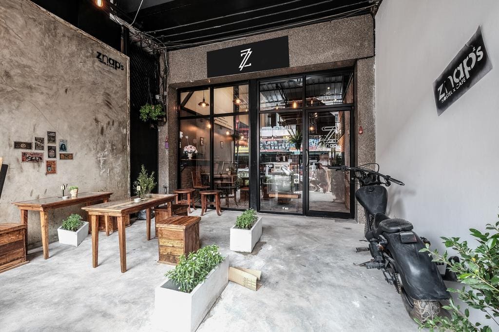 Entrance and smoke area