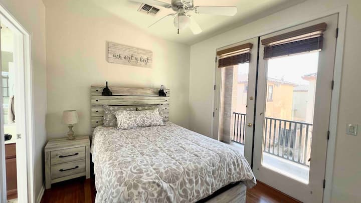 Chumba cha kulala cha Mgeni cha Ghorofa kilicho na Roshani ya Kujitegemea 